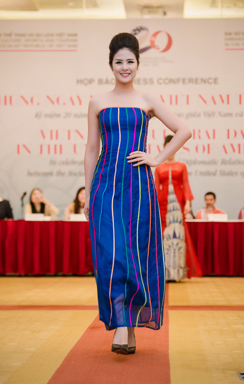 HH Ngọc Hân lộng lẫy làm vedette cho NTK Minh Hạnh - 6