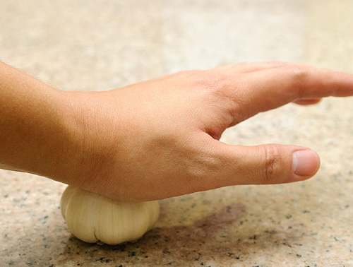 3 cách bóc tỏi đơn giản cho chị em - 1