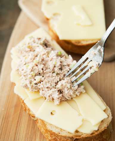 Bữa sáng 10 phút bánh mì kẹp cá ngừ - 6