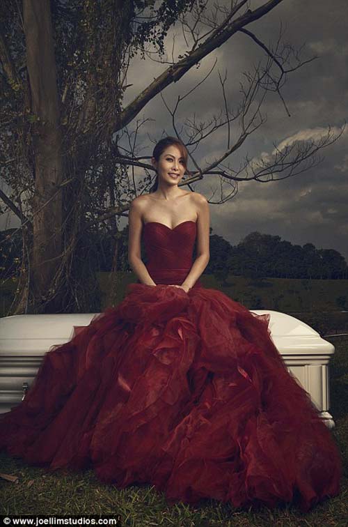 Choáng váng với cặp đôi chụp ảnh cưới bên quan tài - 3